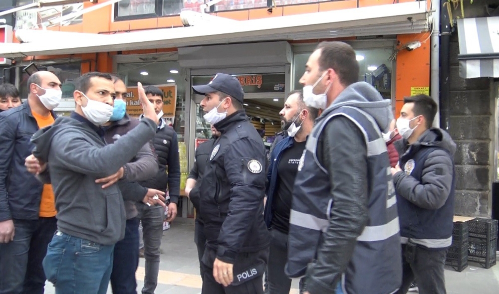 Kars’ta esnaf ile polis arasında kapalı yol gerginliği