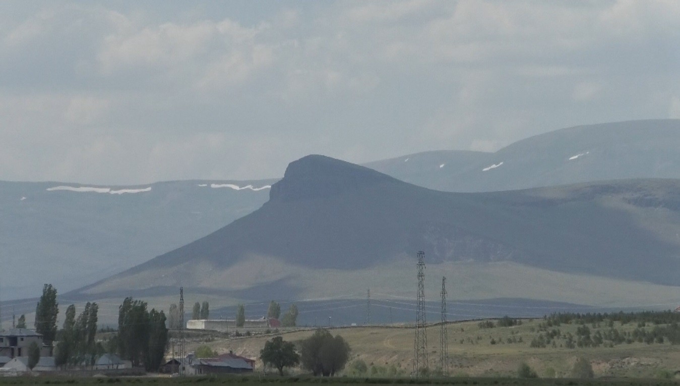 Kars’ta, goril siluetine benzeyen dağ görenleri şaşırtıyor