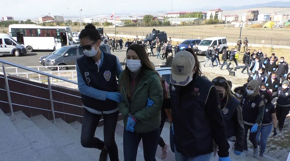 Kars’ta gözaltına alınan 21 kişi adliyeye sevk edildi