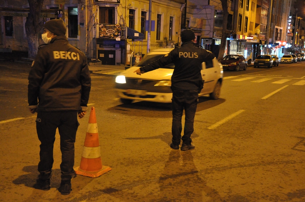 Kars’ta polis eksi 5 derece soğukta denetim yaptı