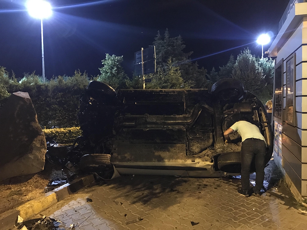 Kartal sahil yolunda feci kaza: 2 yaralı