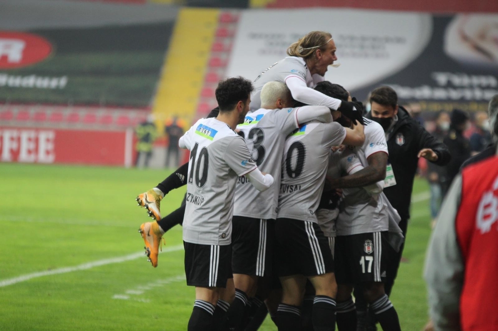 Kartal zirveye kanat çırptı