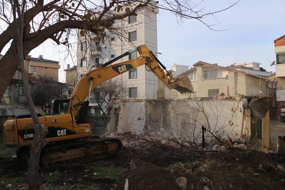 Kartal’da Hürriyet Mahallesi’nde metruk bina yıkıldı