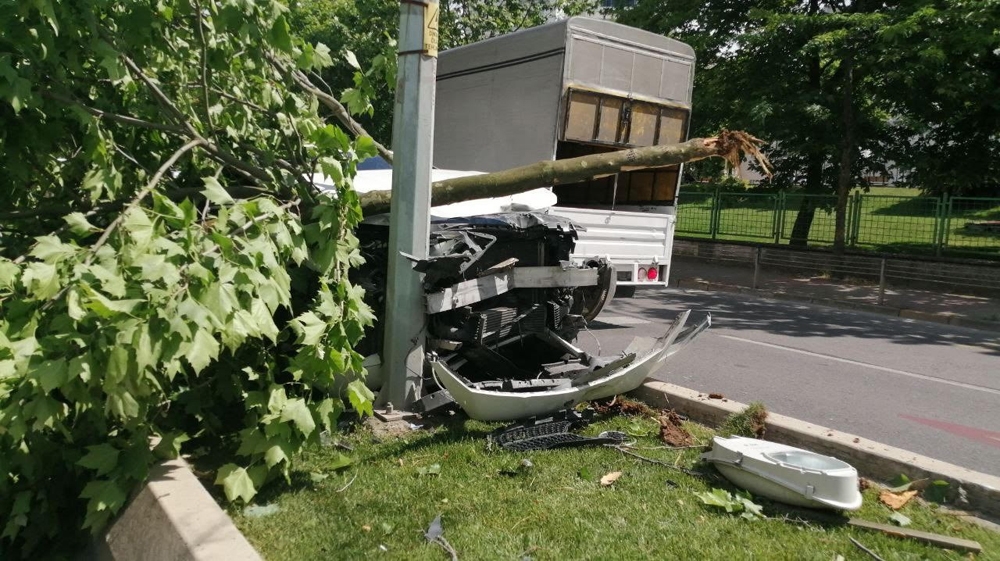 Kartal’da kontrolden çıkarak direğe çarpan lüks otomobil kamerada