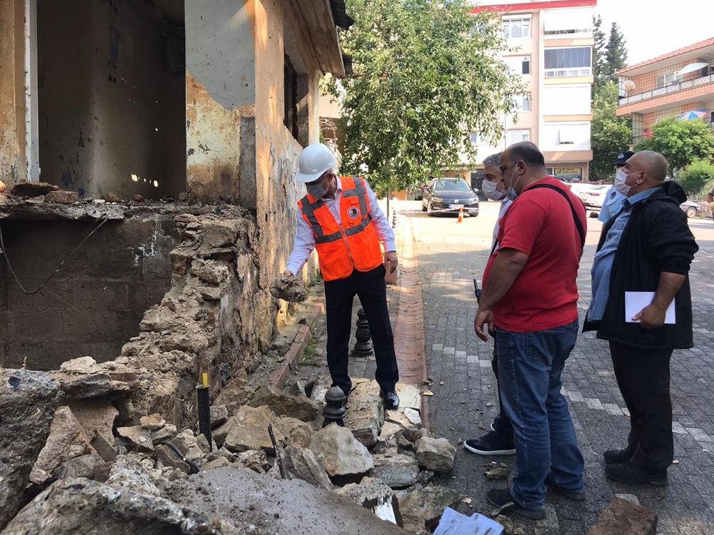 Kartal’da madde bağımlılarının mesken tuttuğu metruk bina yıkıldı