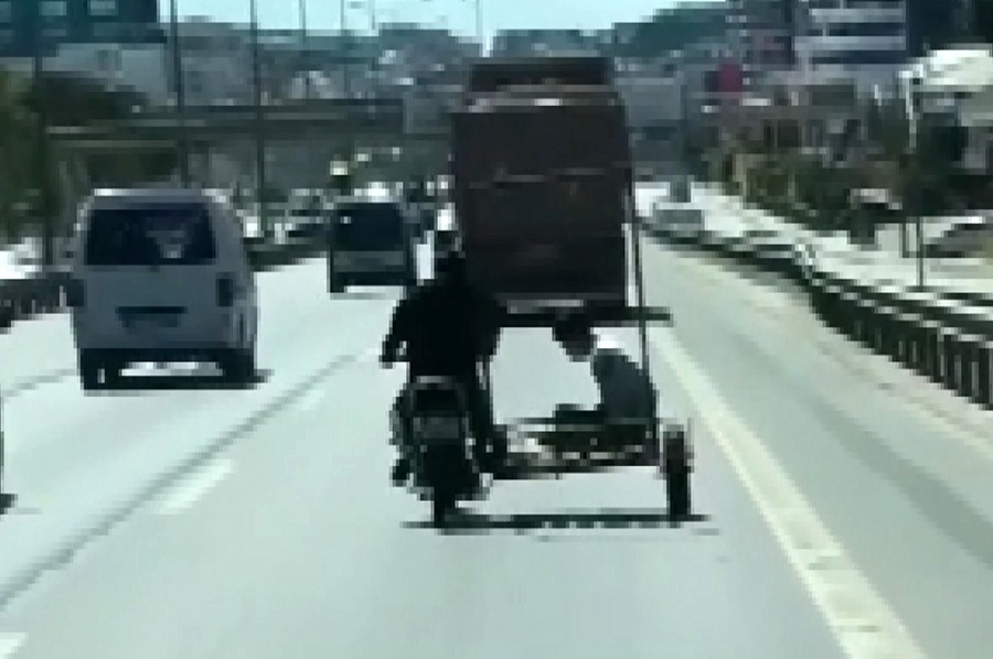 Kartal’da motosiklet sepetindeki tehlikeli yolculuk kamerada