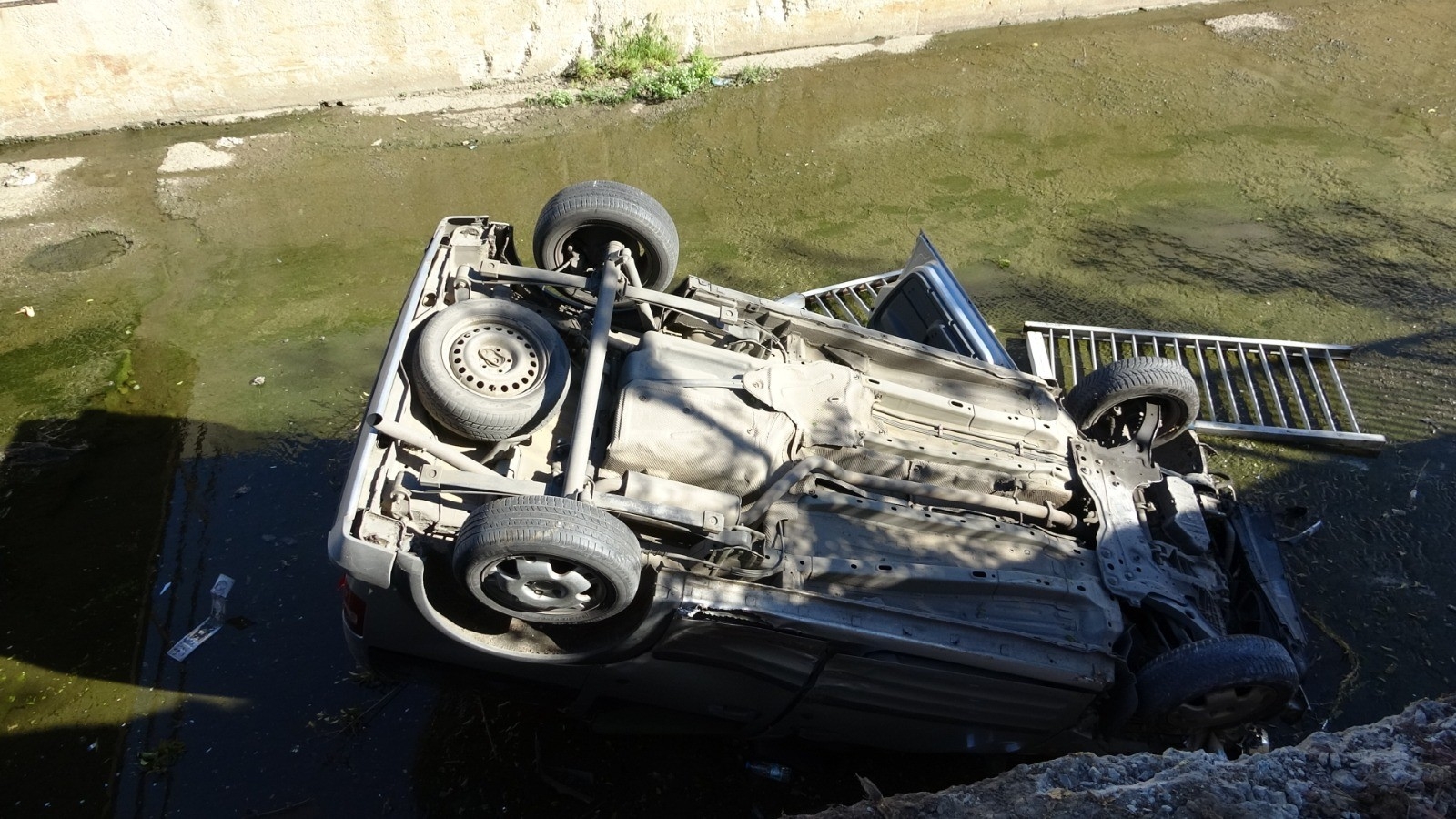 Kartal’da otomobil dereye uçtu