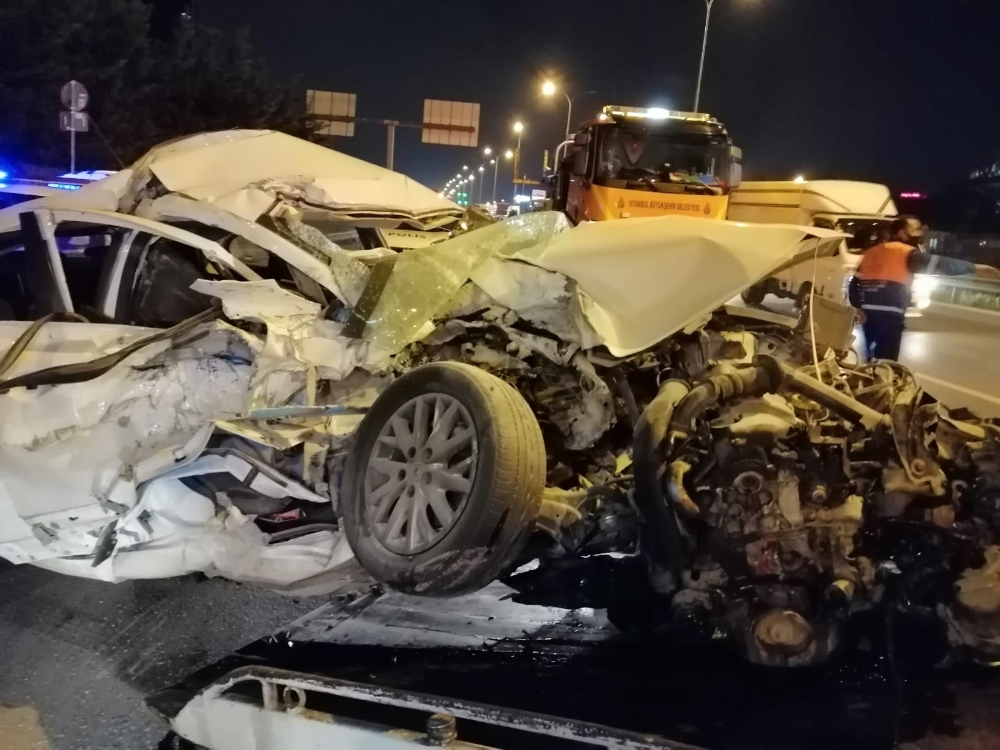Kartal’da otomobil durakta bekleyen otobüse çarptı: 1 yaralı