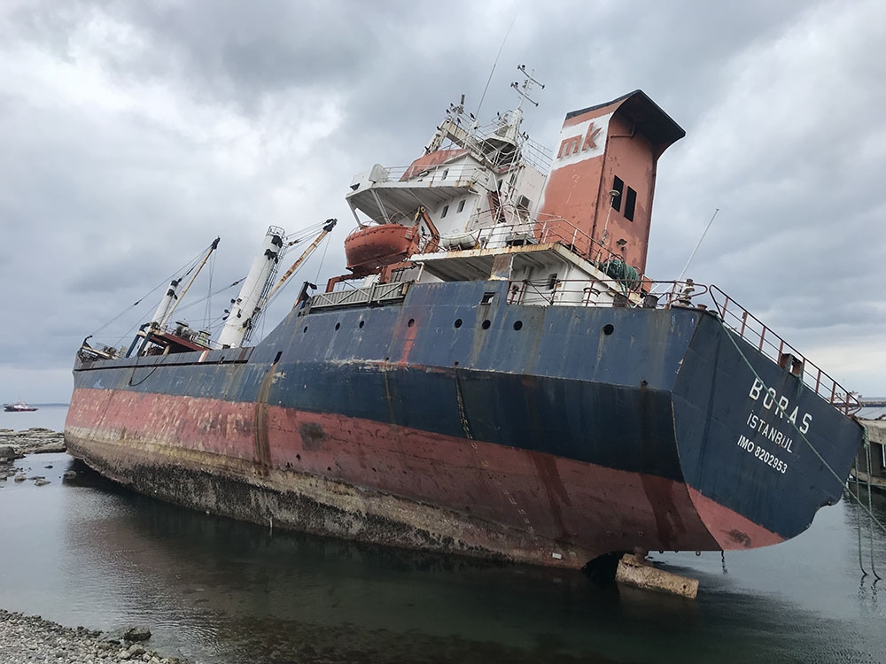 Kartal’da rıhtıma bağlı olan kuru yük gemisi yan yattı