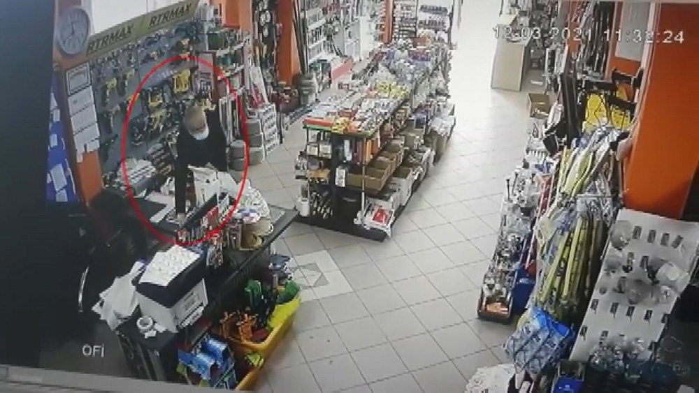 Kartal’daki cep telefonu hırsızlığı kamerada