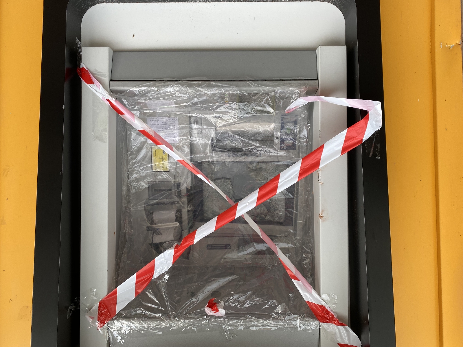 Kartı sıkışınca ATM’yi taşladı