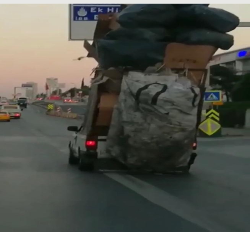 Kasasında karton yığınlarıyla E-5’te ilerleyen kamyonet şaşkına çevirdi