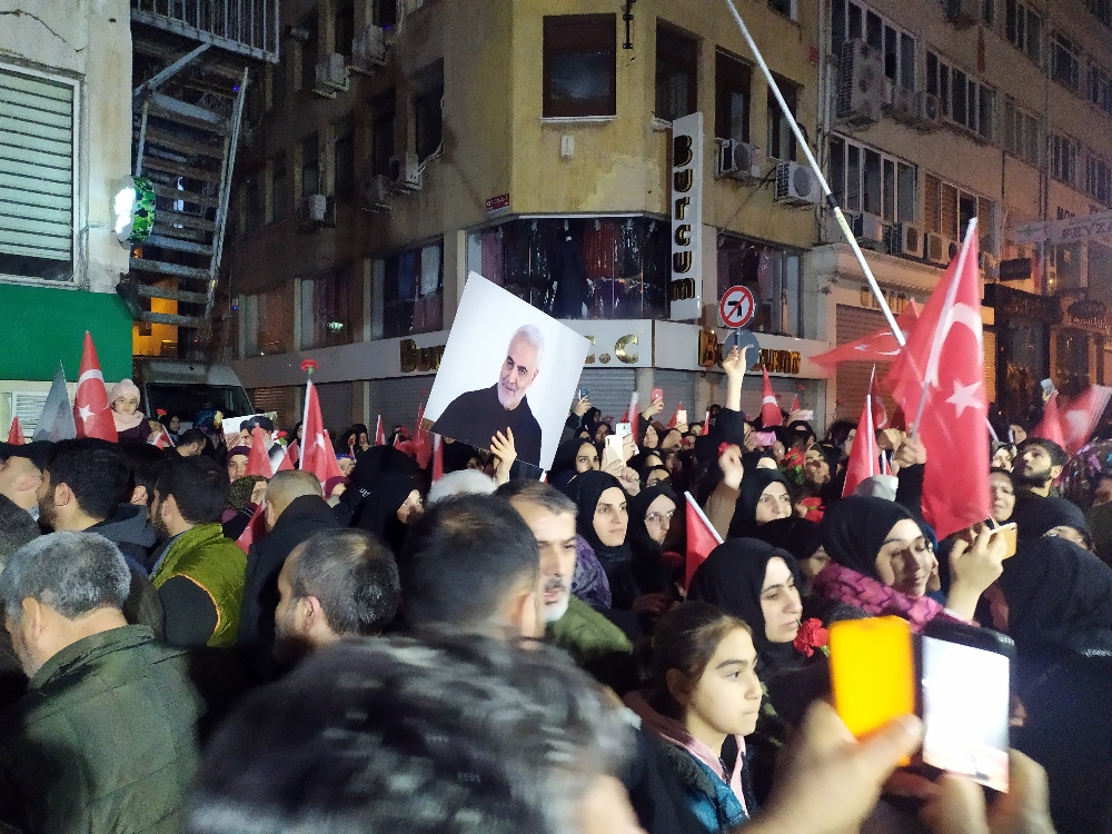 Kasım Süleymani, İran Konsolosluğu önünde karanfillerle anıldı