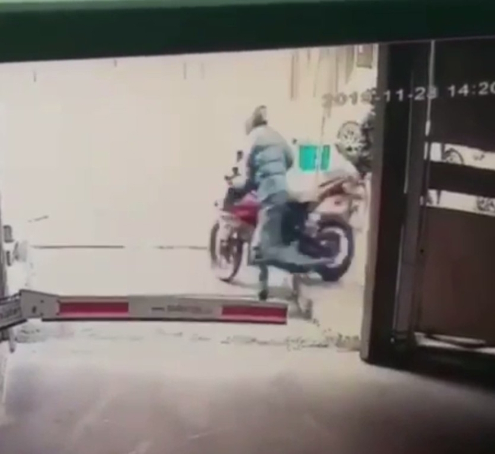 Kasklı Hırsızlar, Motosikleti Güpegündüz Çaldı