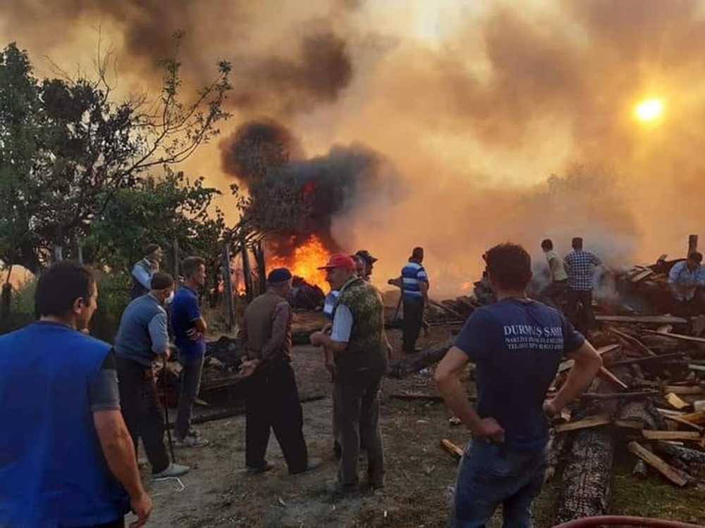 Kastamonu’da çıkan yangında 3 ev, 3 samanlık, 5 ahır ve bir ambar yandı