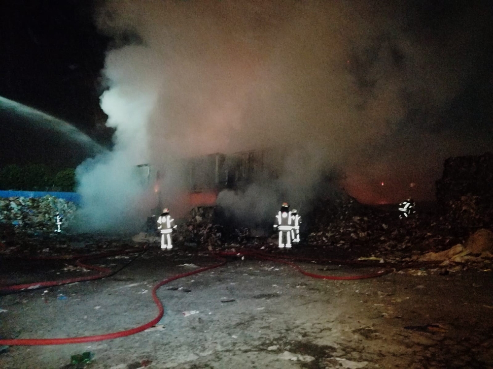 Katı atık toplama merkezi gece saatlerinde alevlere teslim oldu