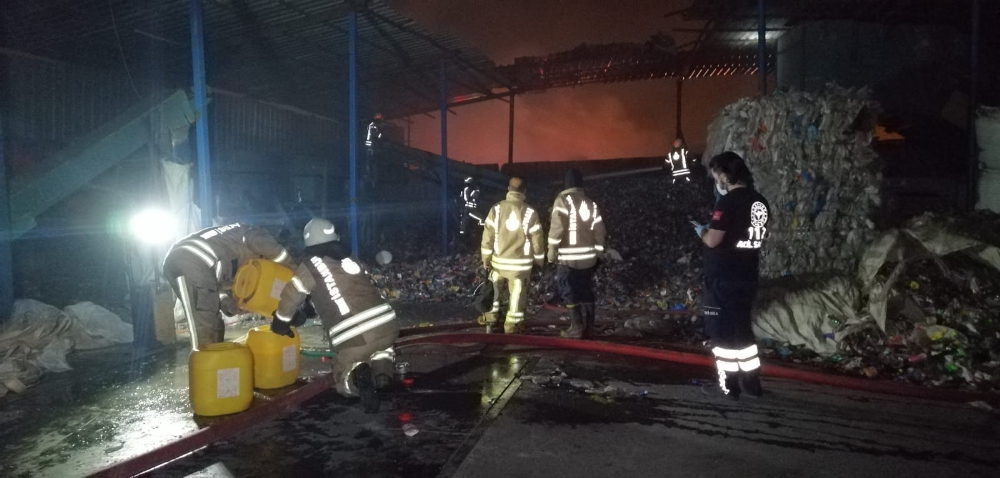 Katı atık toplama merkezindeki patlamalı yangın geceyi aydınlattı