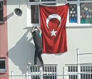 Katlanan bayrağı düzeltirken kendilerini tehlikeye attılar