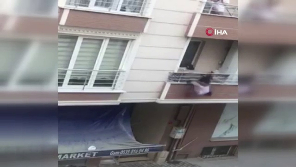 Kavga ettiği adama balkondan tencere atarken aşağıya düştü