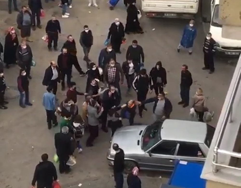 Kavgada mesafe unutuldu...Pazarda genç kadınla adamın yumruklu kavgası kamerada