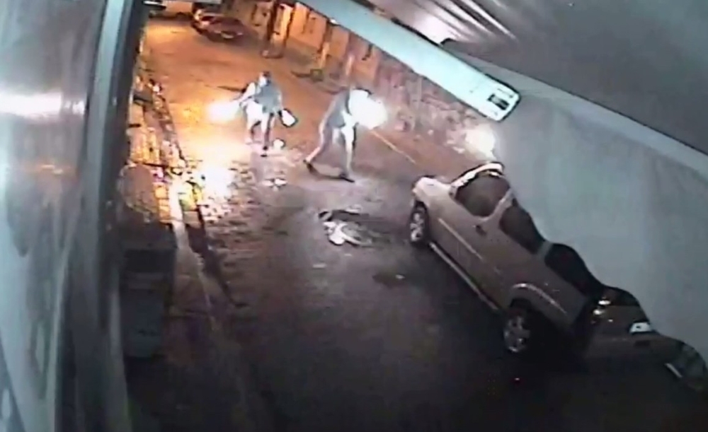 Kavgalı olduğu ağabeyinin dükkan ve aracını molotofladı