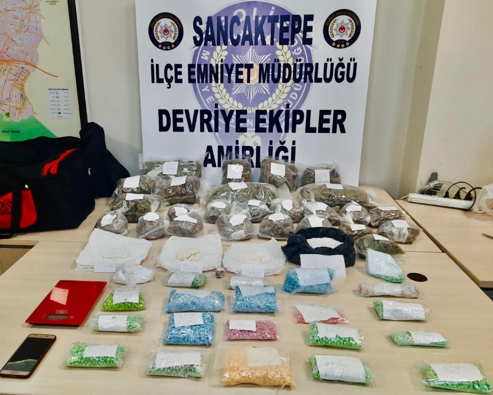 Kavgayı ayırmaya giden polis binlerce uyuşturucu hapla karşılaştı