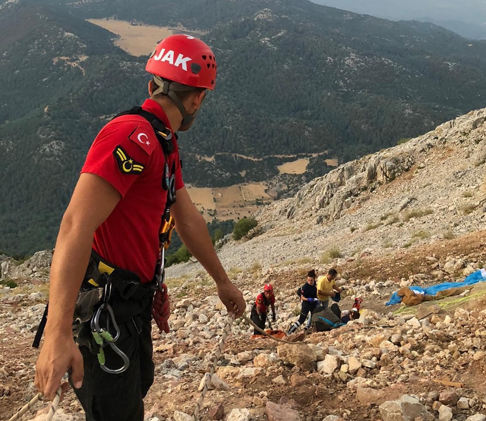 Kayalıklara düşen İngiliz pilotu JÖAK ve JAK kurtardı