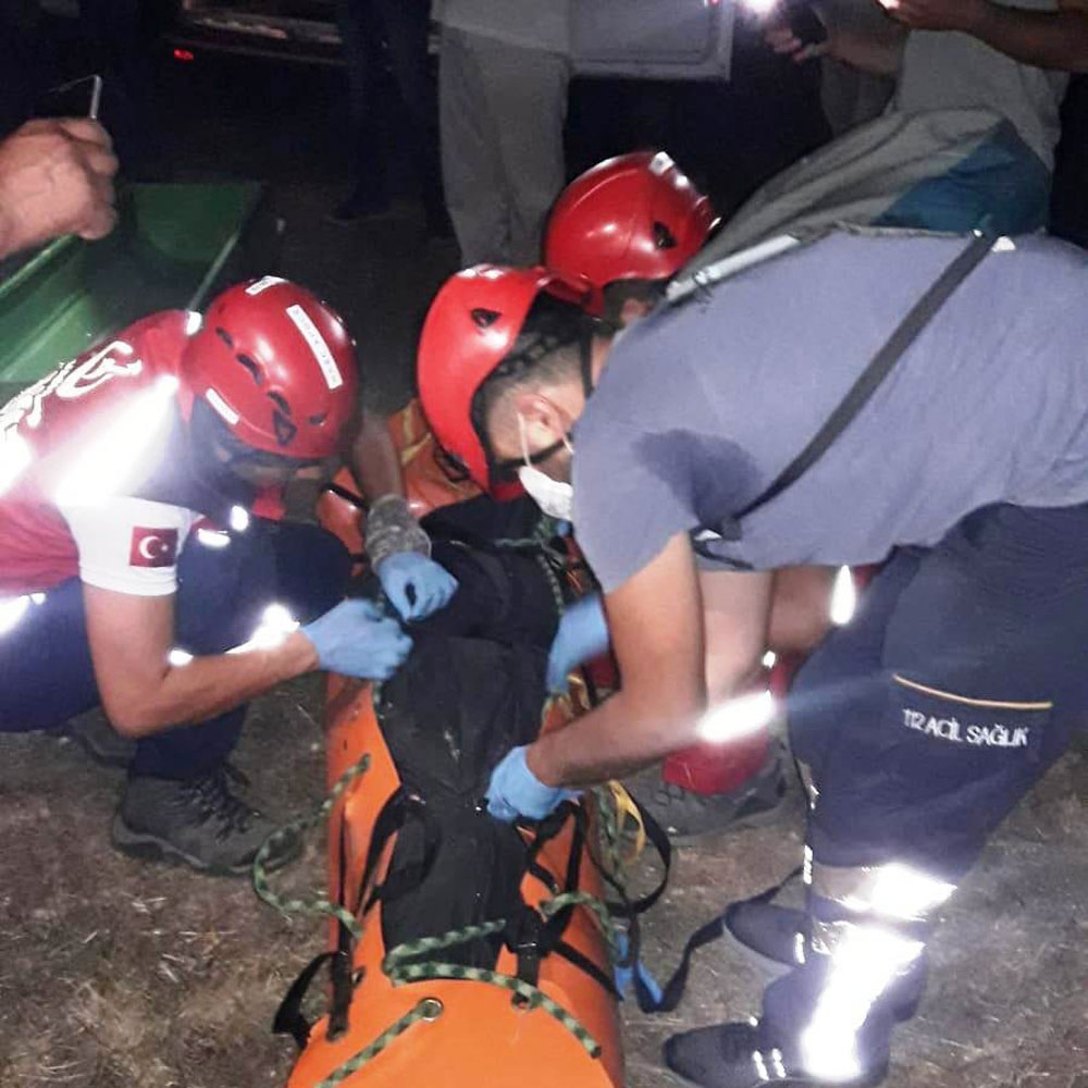 Kayalıklardan düşen gencin cansız bedenine 12 saatlik çalışmayla ulaşıldı
