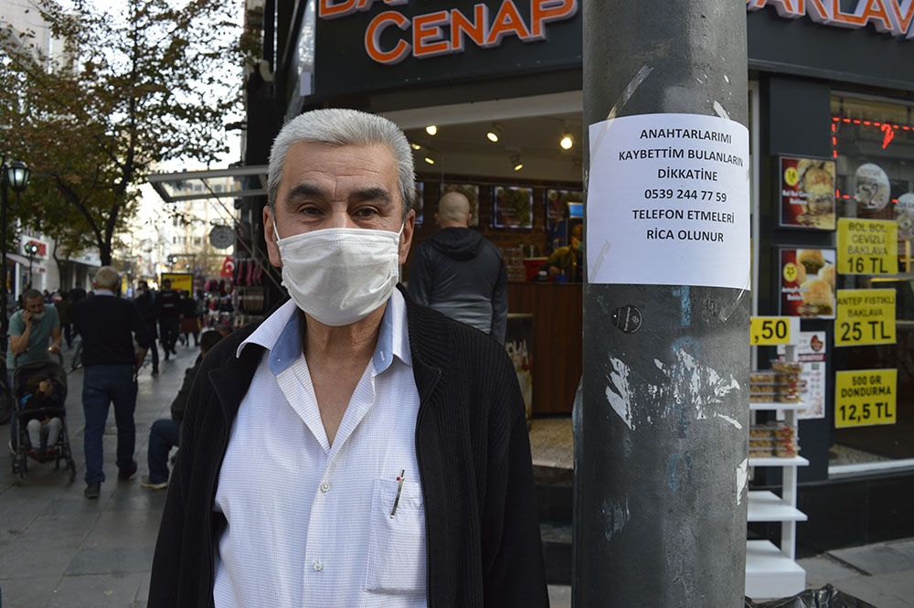 Kaybettiği yeni evinin anahtarını kayıp ilanları ile arıyor