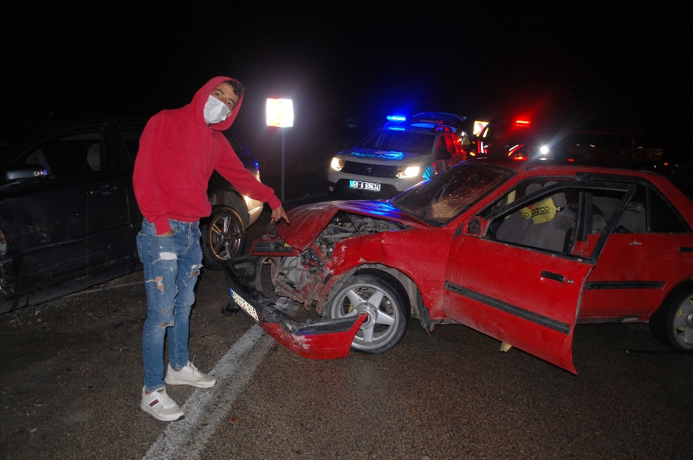 Kaygan zeminde feci kaza: 4 yaralı
