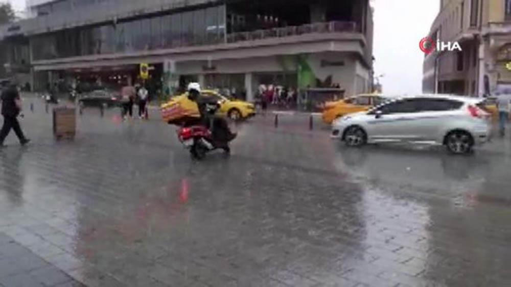 Kayganlaşan yolda kuryenin motorunun devrildiği an kamerada