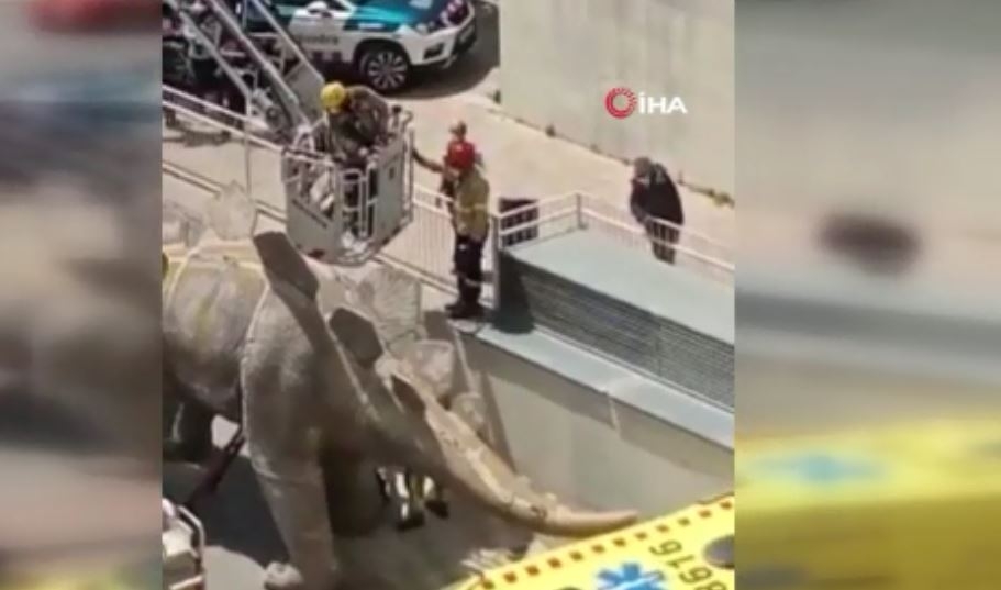 Kayıp adamın cesedi dinozor heykelinin içinden çıktı