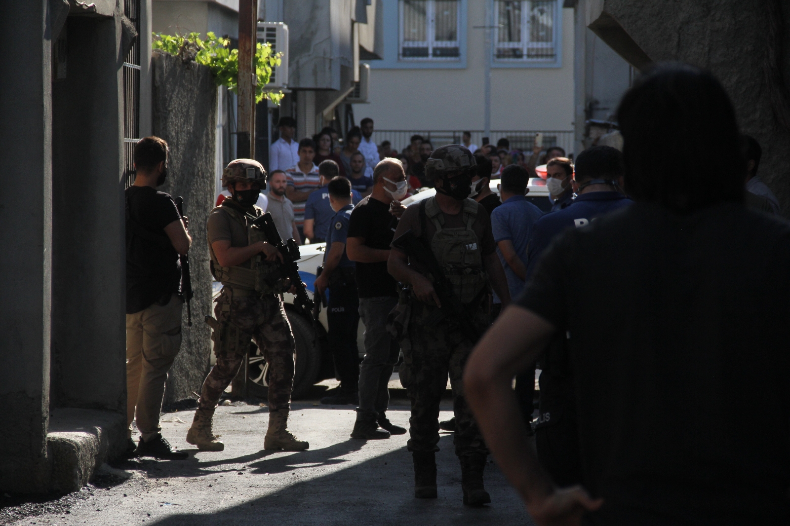 Kayıp babalarını öldürdüğünü düşündükleri ailenin evini böyle bastılar
