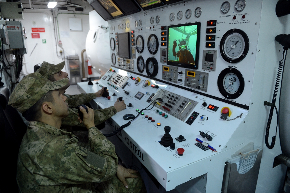 Kayıp balıkçıyı arayan TCG Alemdar gemisinin çalışmaları kameraya yansıdı