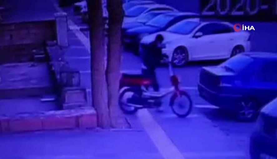 Kayseri’de 2 hırsızın motosikleti çalma anı kameralara yansıdı