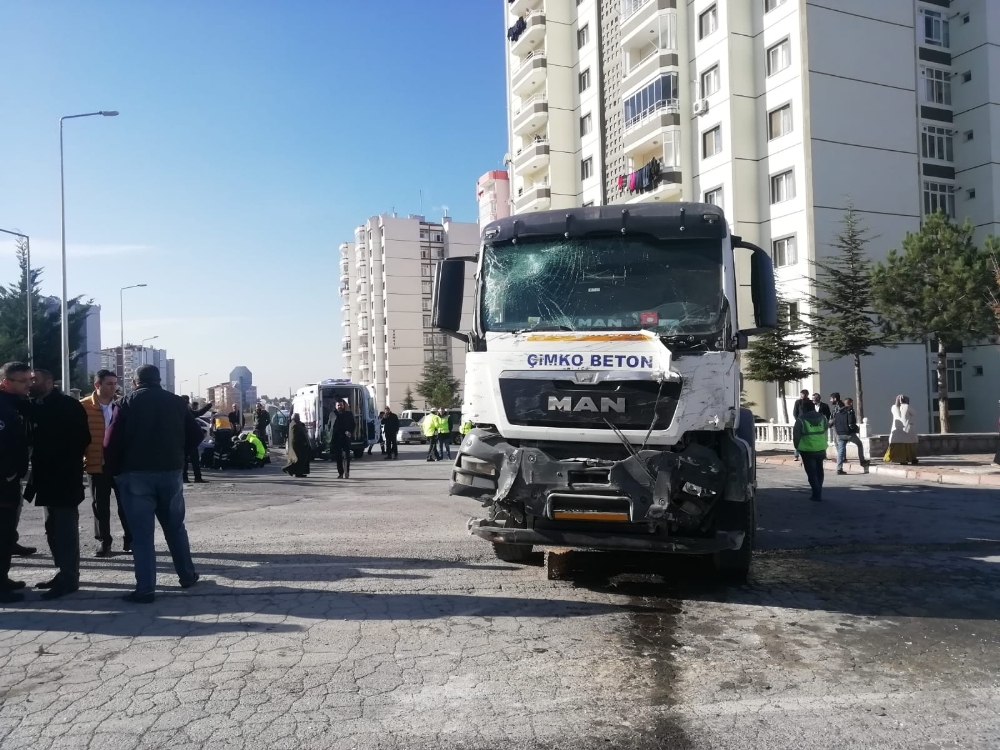 Kayseride Beton Mikseri, Halk Otobüsüne Çarptı: 16 Yaralı