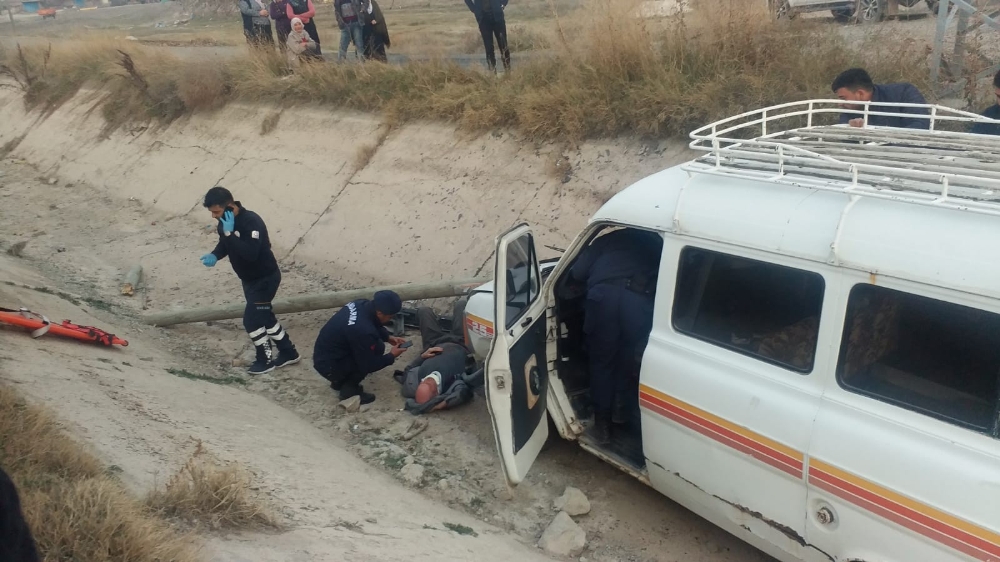 Kayseride Minibüs Kanala Düştü: 3 Yaralı