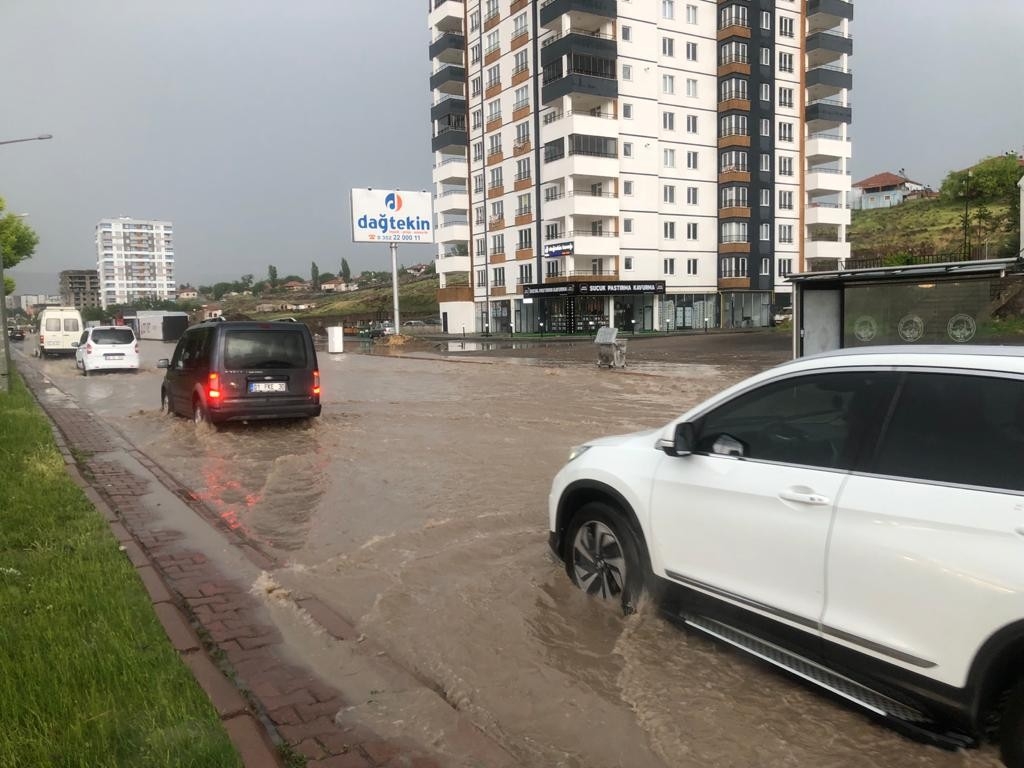 Kayseri’de sağanak yağış etkili oldu, araçlar yolda kaldı
