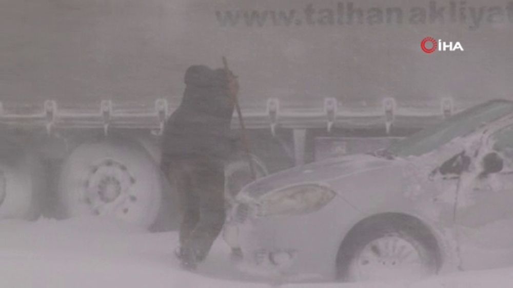 Kayseride Tipi Nedeniyle Otomobil Ve Tırlar Yolda Mahsur Kaldı