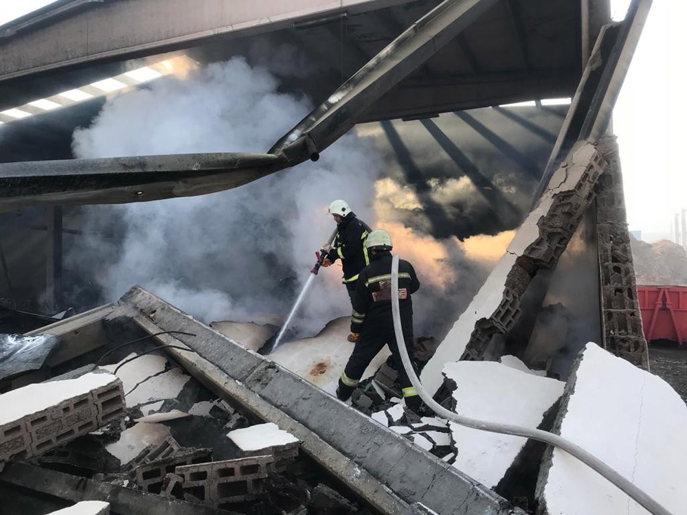 Kayseri’deki fabrika yangını 3 saatte kontrol altına alındı