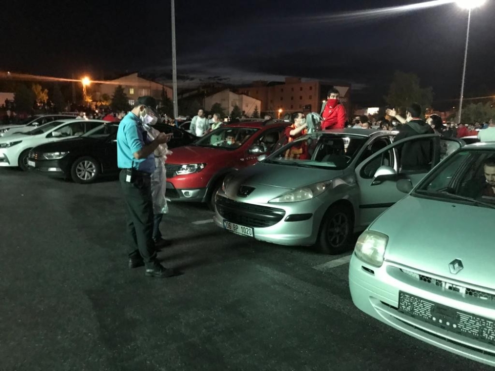 Kayserisporlu vatandaşlar araçlarında maçı izlemenin keyfini çıkardı
