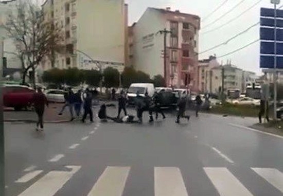 Kaza sonrası silahlar patladı, tekmeler havada uçuştu