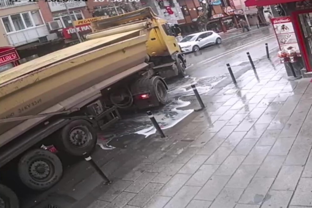 Kaza yapan kamyonun deposundan akan yakıt faciaya davetiye çıkardı