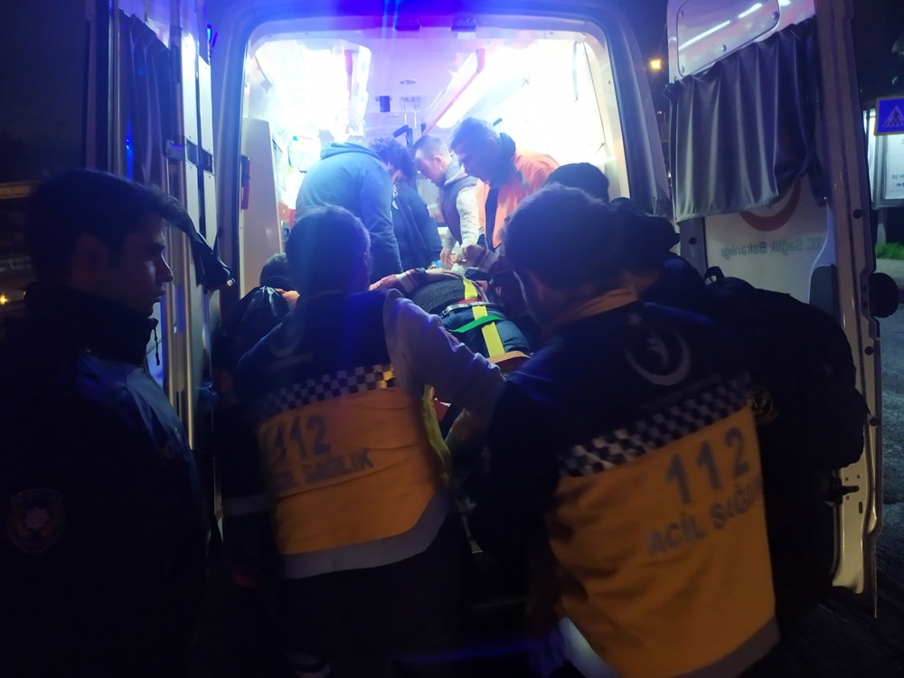 Kaza Yapan Motosikletlinin Yardımına Koştu, Kamyon Çarptı