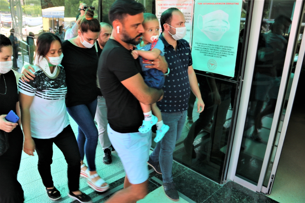 Kaza yapan şarkıcı Alişan, ailesiyle birlikte hastaneden taburcu oldu