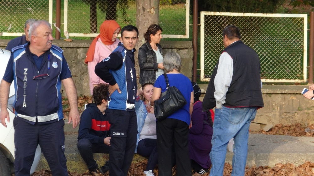 Kaza Yapan Sürücü Kaldırıma Oturup Ağladı