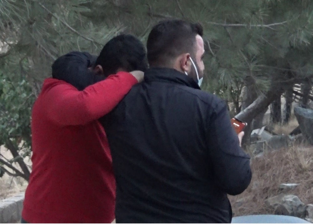 Kaza yapanlara yardım için duran gençler hayatının şokunu yaşadı