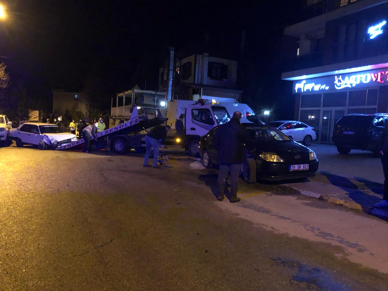 Kaza yapınca aracı bırakıp kaçtıkları o anlar güvenlik kamerasına yansıdı
