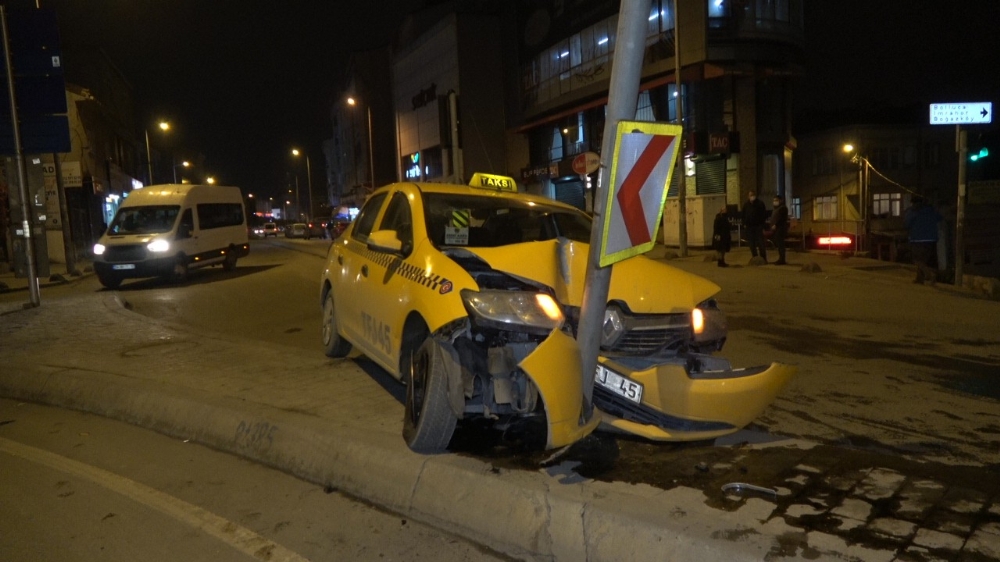 Kaza yaptı, aracını olduğu yerde bırakıp uzaklaştı