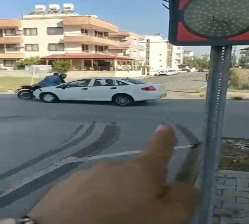 Kaza yaptığı yeri çekerken başka kaza anını görüntüledi